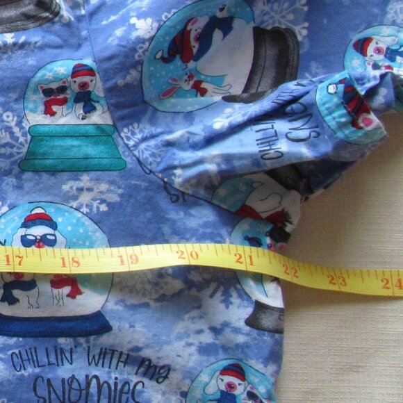 Scrub top winter theme - Picture 6 of 10